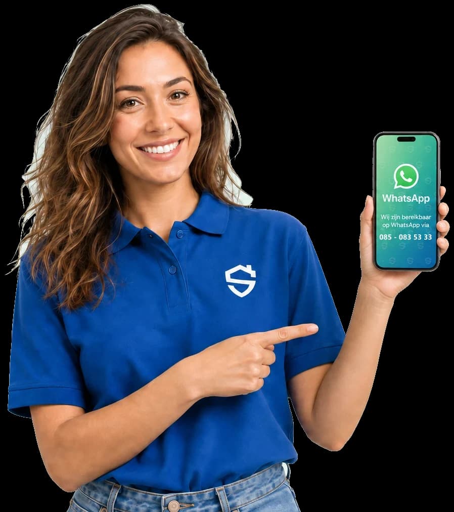 Illustratie: een medewerker in een poloshirt van Stevig Kitwerk houdt een telefoon omhoog met daarop WhatsApp en het nummer 085 - 083 53 33.