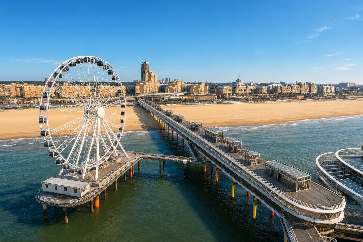 De pier van Scheveningen met het reuzenrad, en daarachter het strand en de bebouwing langs de boulevard.